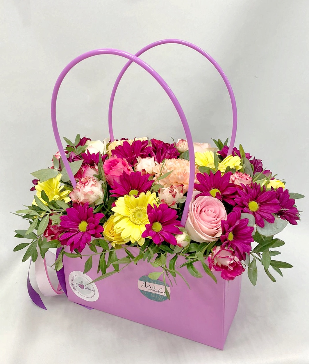 Сумочка с цветами "Яркая" №42134 из кустовой хризантемы, роз и гербер