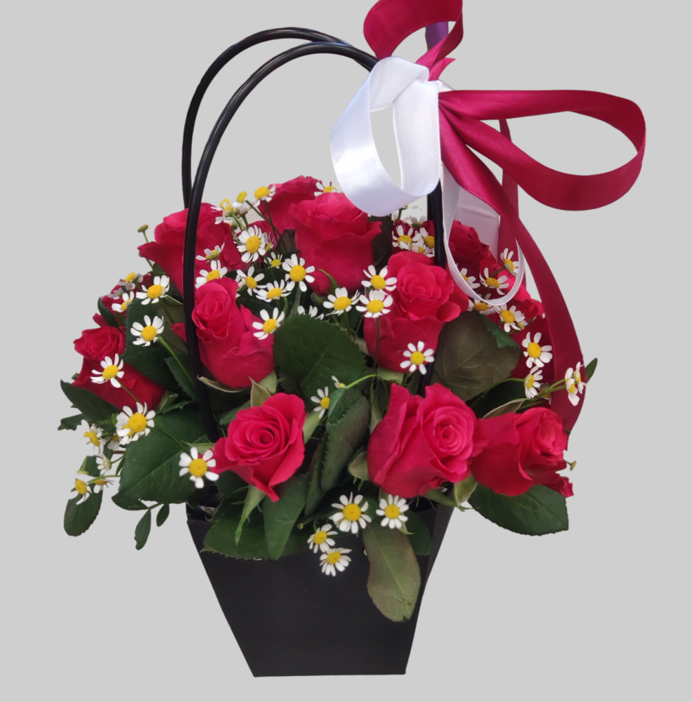 Сумочка из 15 Кенийских красных роз с ромашками №5517-Кр