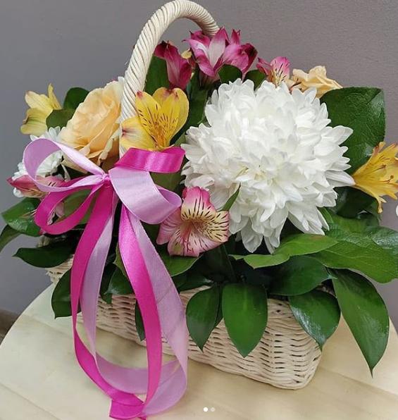 Корзинка "Робкие чувства" с одноголовой хризантемой, розой Эквадор и альстромерией №5510