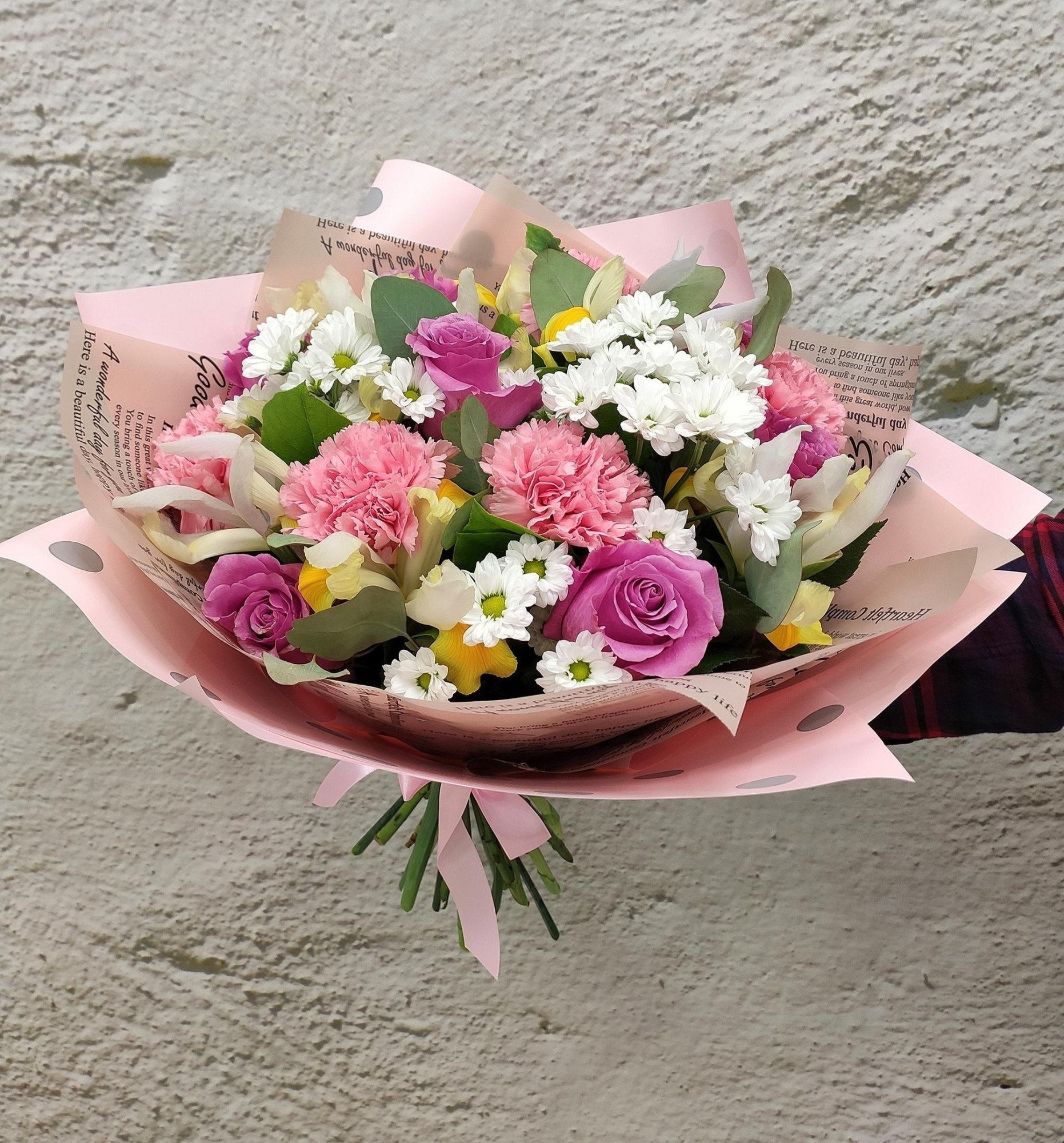 Букет "Катюшка" из кустовых хризантем, розы Эквадор и диантуса (гвоздика) №7691