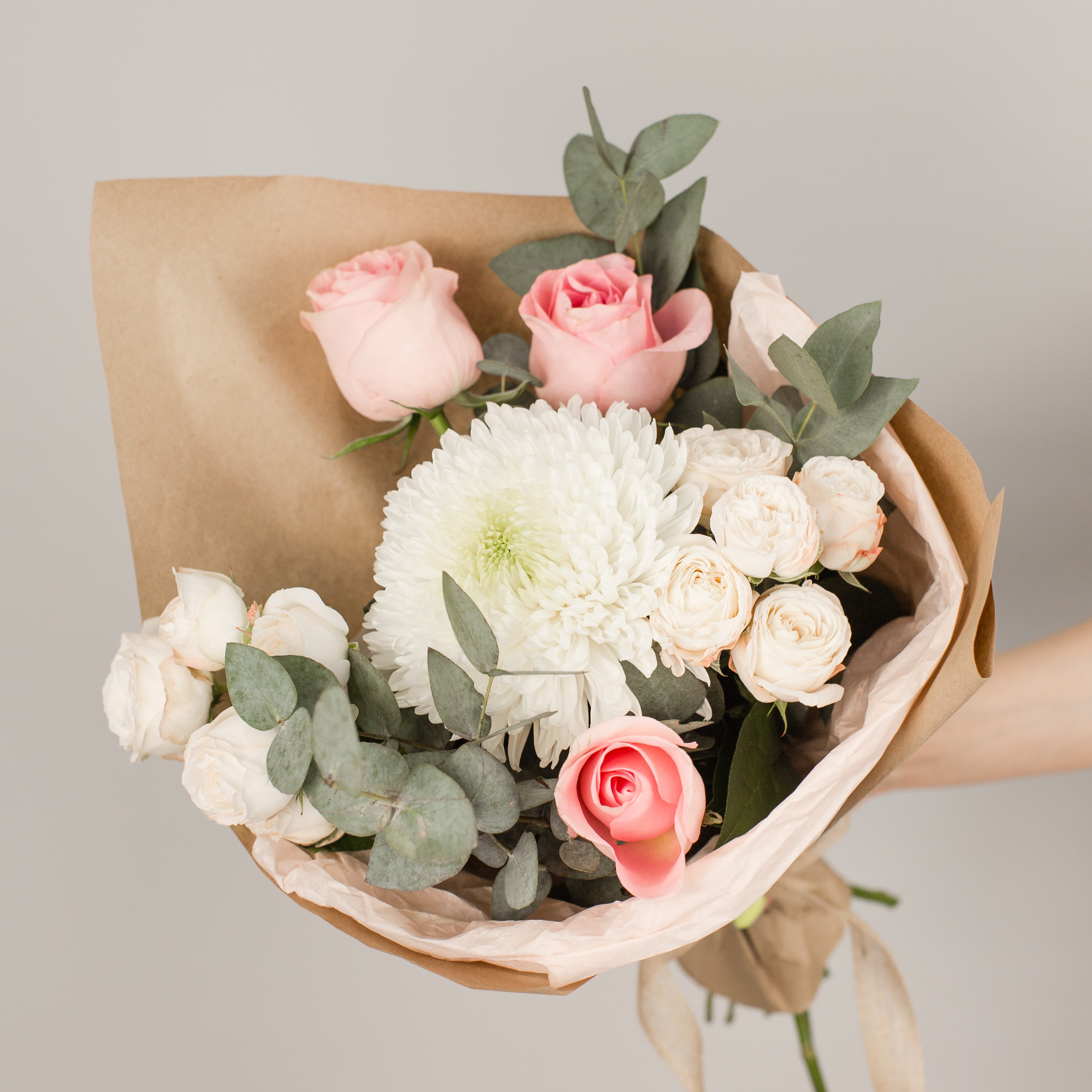 Купить Букет из одноголовой хризантемы с розами и эвкалиптом №50445 в  Александрове
