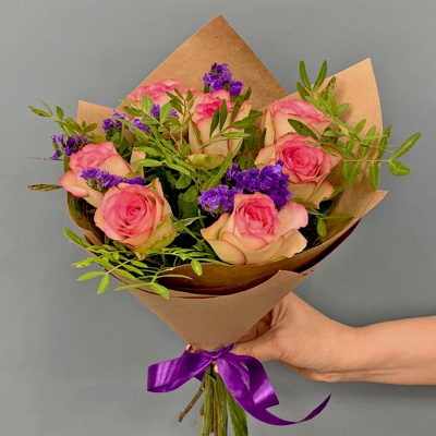 Небольшой букет "Знак внимания" из Кенийских розочек. N 6993