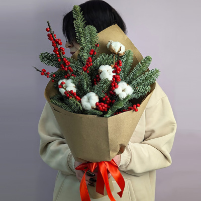 Букет Зимняя классика с нобилисом, красными ягодами и хлопком N 72815 Букет Зимняя классика с нобилисом, красными ягодами и хлопком N 72815