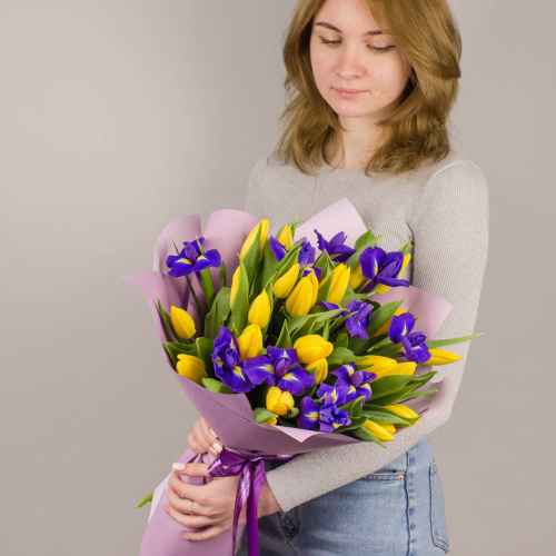 25 желтых тюльпанов с ирисами N 5507