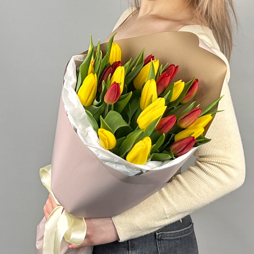 Букет из 25 красных и желтых тюльпанов в упаковке 46175