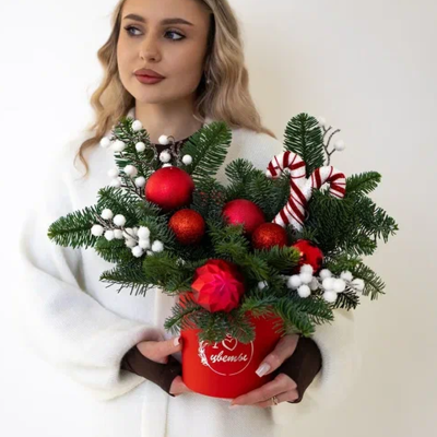 Композиция корробка из нобилиса с фигуркой карамелькой N90868