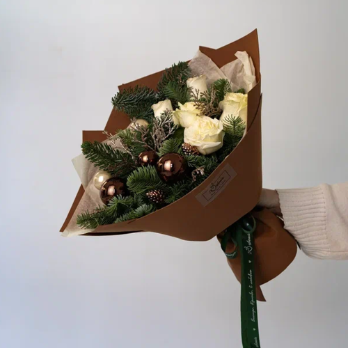 Букет из нобилиса и белых роз "Горячий шоколад" N 91149