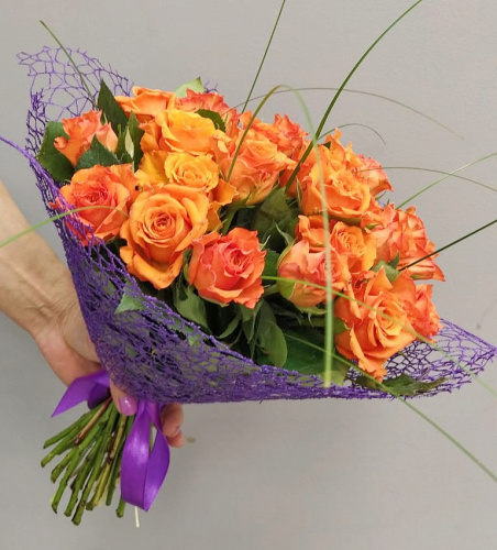 Букет из 25 Кенийских оранжевых и желтых роз с бабочкой N 80552