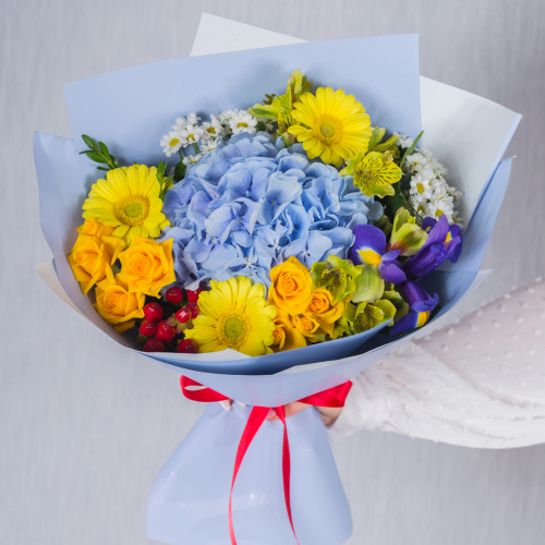 Яркий букет с гортензией, кустовой розой и мини герберами "Облачный атлас" N 38167