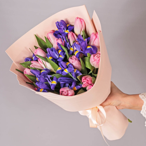 Букеты из розовых тюльпанов с ирисами для мамы и дочки 59871