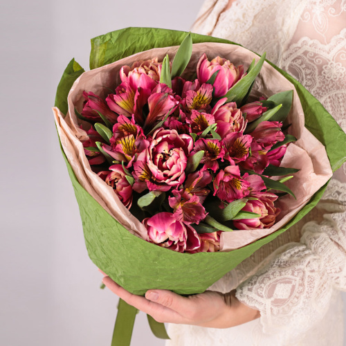 Букет из пионовидных тюльпанов Колумбус с альстромерией арт. 59898