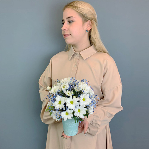 Стаканчик с хризантемой и голубой гипсофилой N 66995-Г