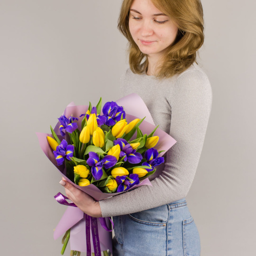 15 желтых тюльпанов с ирисами N 46172