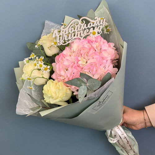 Букет из розовой гортензии с розами и мелкими ромашками N 66831