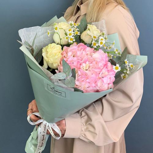 Букет из розовой гортензии с розами и мелкими ромашками N 66831
