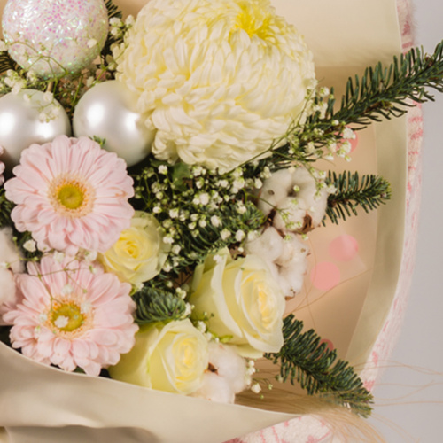 Букет с одноголовой хризантемой и еловыми ветками "Снежная королева" N 72276