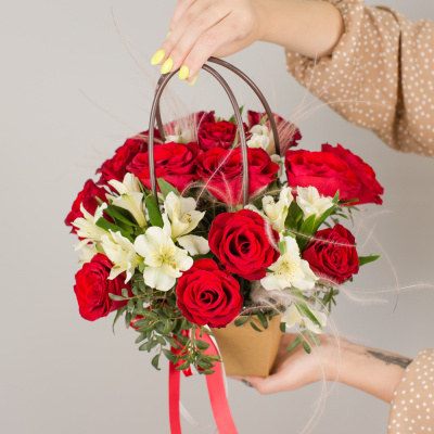 Сумочка с красными розами Кения и альстромерией 50539