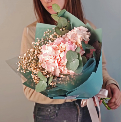 Букет с гортензией и цветной гипсофилой N 51367Дв