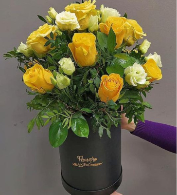 Букет "Солнечный блюз" из кустовой и эквадорской розы и эустомы. 5474 Букет "Солнечный блюз" из кустовой и эквадорской розы и эустомы. 5474