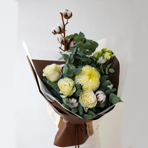 Букет из нобилиса и белых роз "Зачарованный шар" N 91345