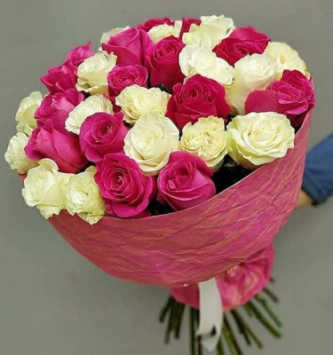 Букет "Вдвойне красивая" из 35 белых и розовых роз 60 см. 6251 Букет "Вдвойне красивая" из 35 белых и розовых роз 60 см. 6251