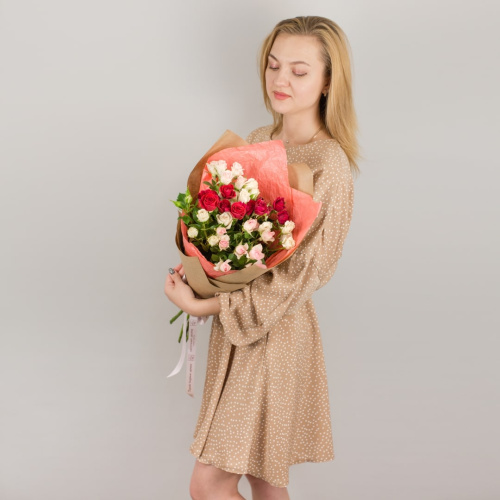 Букет из красных и розовых кустовых роз N 50401-КР
