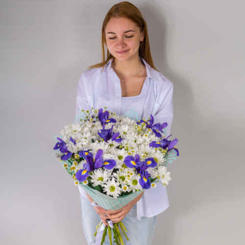 Букет с хризантемой, ирисом и ромашками N 52674