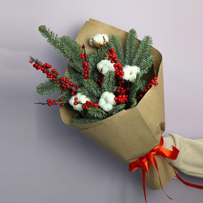 Букет Зимняя классика с нобилисом, красными ягодами и хлопком N 72815 Букет Зимняя классика с нобилисом, красными ягодами и хлопком N 72815