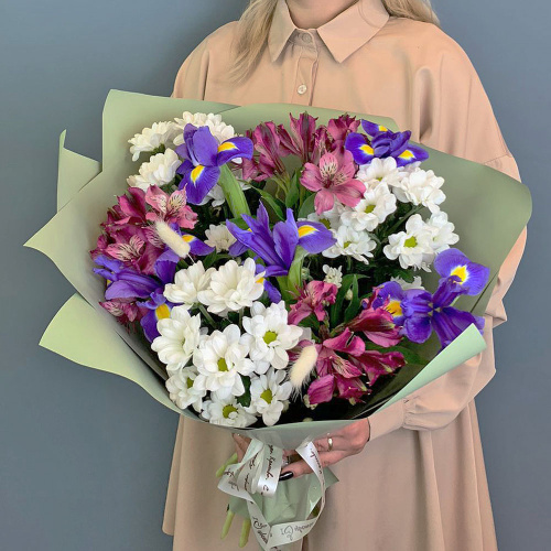 Букет из хризантем с ирисами и фиолетовой альстромерией N 67002-Ф