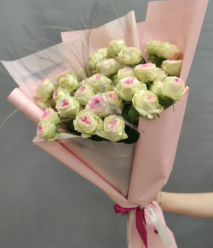 Букет из кустовых пионовидных роз бело-розового цвета арт. 47537