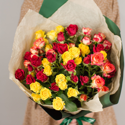 Букет из ярких кустовых роз N 27803