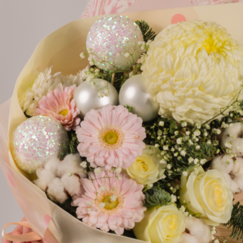 Букет с одноголовой хризантемой и еловыми ветками "Снежная королева" N 72276