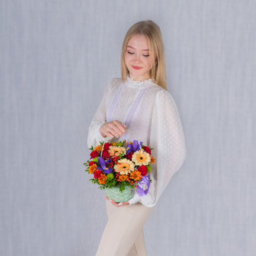 Корзинка "Любимому учителю" с мини-герберами, розами и ирисами N 38179