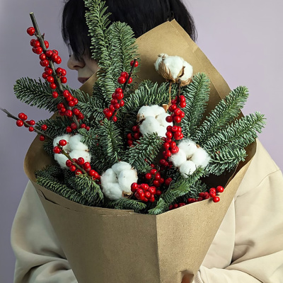 Букет Зимняя классика с нобилисом, красными ягодами и хлопком N 72815 Букет Зимняя классика с нобилисом, красными ягодами и хлопком N 72815
