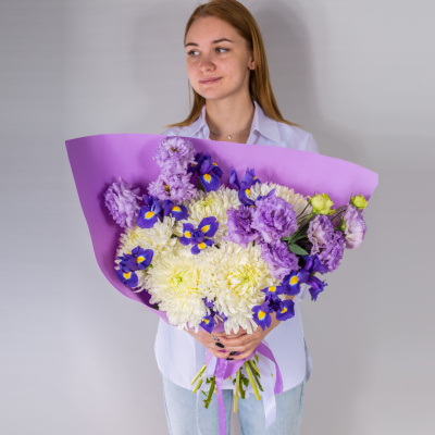 Букет из белых одноголовых хризантем с эустомой и ирисами N 52705 Букет из белых одноголовых хризантем с эустомой и ирисами N 52705