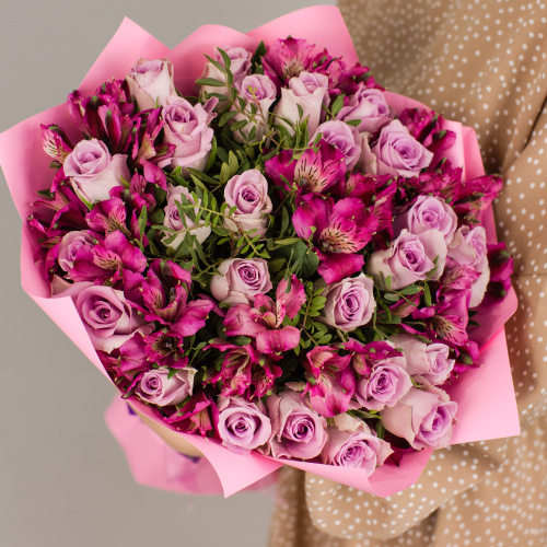 Букет из 25 сиреневых роз Кения и альстромерий N 50543