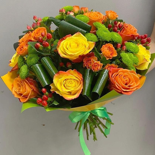 Букет "Оранжевое настроение" из кустовой розы, розы Эквадор и гиперикума N 22523