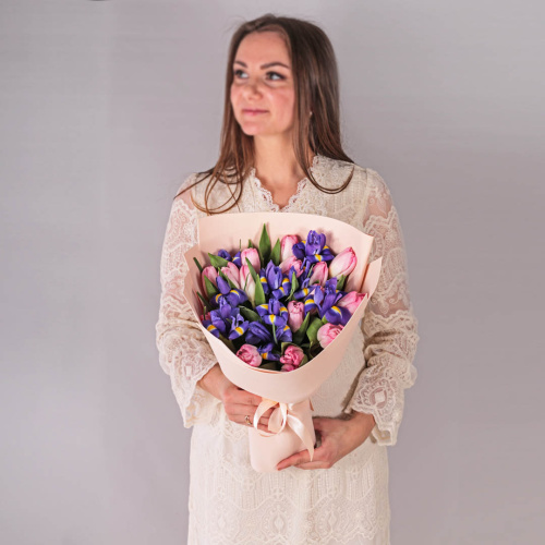 Букет из розовых тюльпанов с ирисами 59870