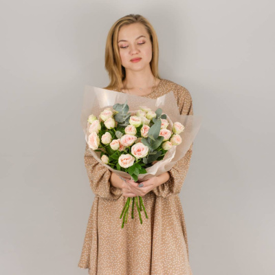 Букет из кустовых пионовидных кремовых роз с эвкалиптом N 50416