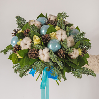 Букет Хрустальный с еловыми ветками нобилис, шишками и хлопком N 72279 Букет Хрустальный с еловыми ветками нобилис, шишками и хлопком N 72279