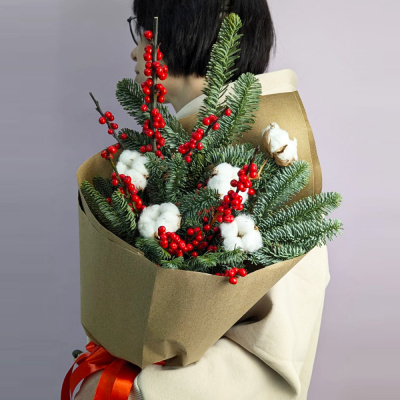 Букет Зимняя классика с нобилисом, красными ягодами и хлопком N 72815 Букет Зимняя классика с нобилисом, красными ягодами и хлопком N 72815