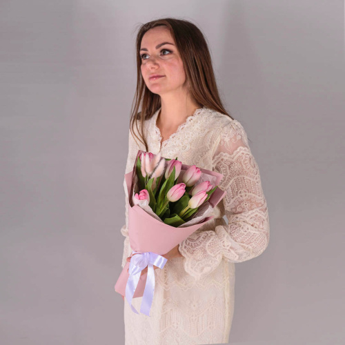 Букет 7 розовых тюльпанов с лагурусом 59862