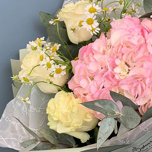 Букет из розовой гортензии с розами и мелкими ромашками N 66831