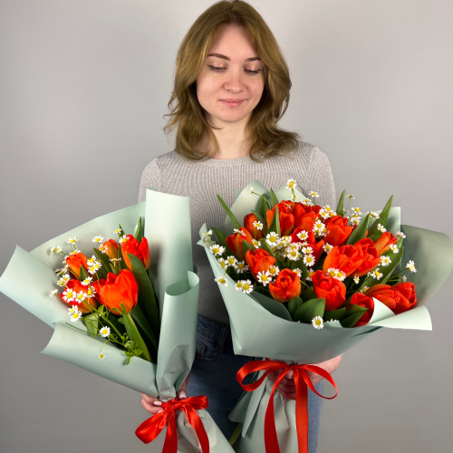 Букеты из красных тюльпанов с ромашками для мамы и дочки 46331