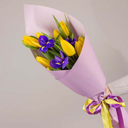 Желтые тюльпаны с ирисами. Небольшой букет. N 46329