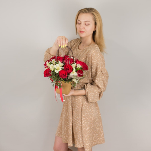 Сумочка с красными розами Кения и альстромерией N 50539