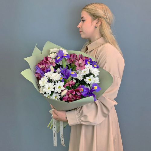 Букет из хризантем с ирисами и фиолетовой альстромерией N 67002-Ф