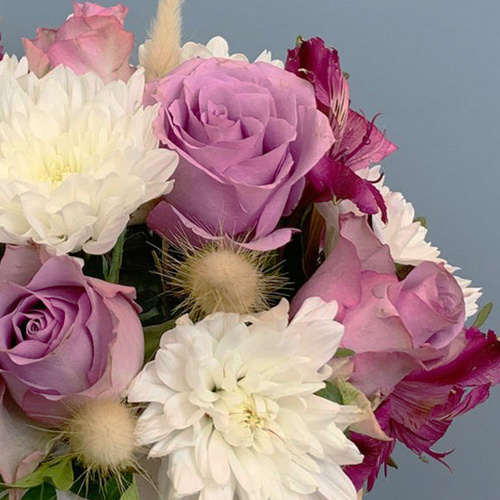 Ящик с цветами фиолетовые розы и хризантема N 66998-Ф