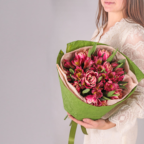 Букет из пионовидных тюльпанов Колумбус с альстромерией арт. 59898