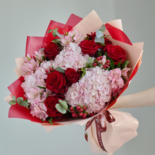 Букет школьный из гортензий и красными розами N 84615